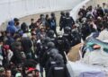 Una treintena de migrantes logra burlar el cordón policial y huye hacia el centro durante el desalojo de Benítez Una treintena de migrantes logra burlar el cordón policial y huye hacia el centro durante el desalojo de Benítez