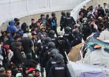 Una treintena de migrantes logra burlar el cordón policial y huye hacia el centro durante el desalojo de Benítez