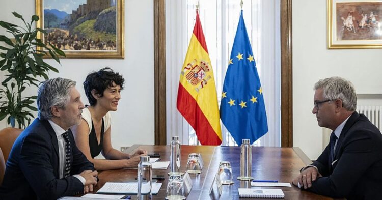 Bruselas presiona en privado al Gobierno de Sánchez para impedir traslados de migrantes desde Ceuta a la Península Bruselas presiona en privado al Gobierno de Sánchez para impedir traslados de migrantes desde Ceuta a la Península