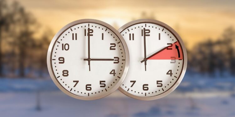Reloj analógico ajustando la hora para el cambio al horario de invierno en España.