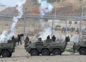 Graban a dos inmigrantes en Ceuta explicando cómo colocaron trampas rocosas en un acantilado para frenar a los militares