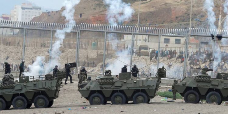 Graban a dos inmigrantes en Ceuta explicando cómo colocaron trampas rocosas en un acantilado para frenar a los militares