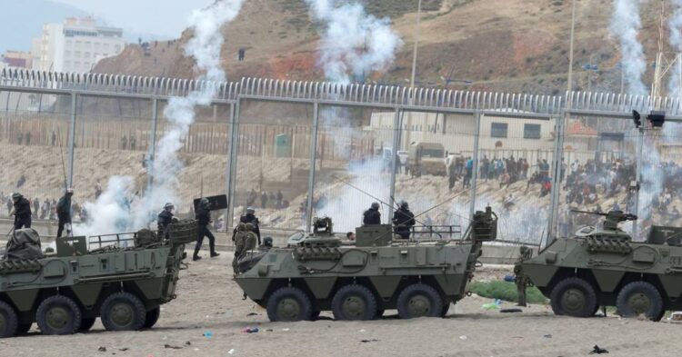 Graban a dos inmigrantes en Ceuta explicando cómo colocaron trampas rocosas en un acantilado para frenar a los militares