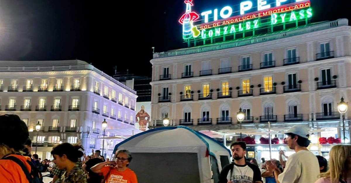 Cientos de personas acampan en la Puerta del Sol en protesta por la crisis de la vivienda Cientos de personas acampan en la Puerta del Sol en protesta por la crisis de la vivienda
