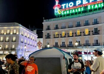 Cientos de personas acampan en la Puerta del Sol en protesta por la crisis de la vivienda