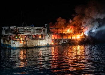 Al menos cinco muertos y 87 desaparecidos tras incendiarse un barco de pasajeros en Filipinas