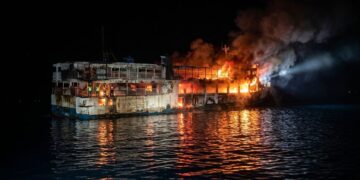 Al menos cinco muertos y 87 desaparecidos tras incendiarse un barco de pasajeros en Filipinas Al menos cinco muertos y 87 desaparecidos tras incendiarse un barco de pasajeros en Filipinas
