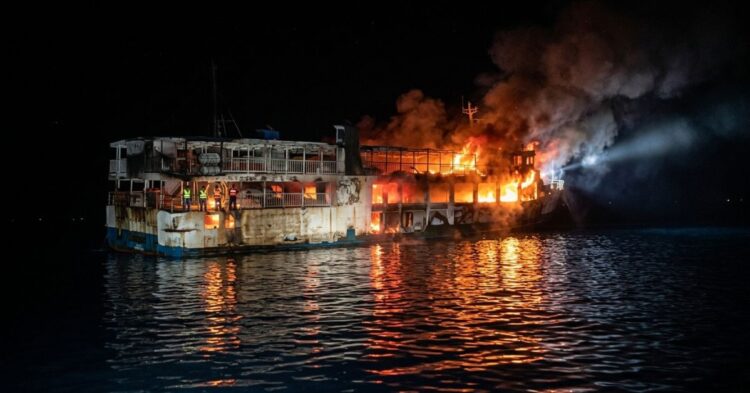 Al menos cinco muertos y 87 desaparecidos tras incendiarse un barco de pasajeros en Filipinas Al menos cinco muertos y 87 desaparecidos tras incendiarse un barco de pasajeros en Filipinas