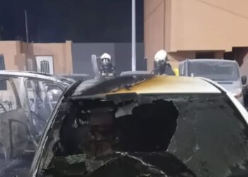 Ola de vandalismo en Ceuta: cinco vehículos calcinados en el aparcamiento del CEIP Reina Sofía
