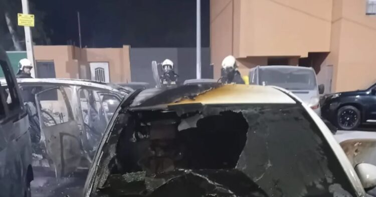 Ola de vandalismo en Ceuta: cinco vehículos calcinados en el aparcamiento del CEIP Reina Sofía Ola de vandalismo en Ceuta: cinco vehículos calcinados en el aparcamiento del CEIP Reina Sofía