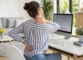 Cómo cuidar la espalda en el trabajo y en casa: hábitos que marcan la diferencia Cómo cuidar la espalda en el trabajo y en casa: hábitos que marcan la diferencia