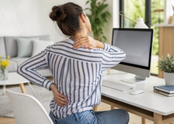 Cómo cuidar la espalda en el trabajo y en casa: hábitos que marcan la diferencia