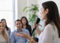Cómo cuidar la voz: consejos para hablar mucho sin dañarla Cómo cuidar la voz: consejos para hablar mucho sin dañarla