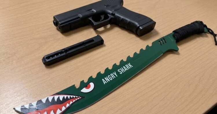 La Policía Nacional detiene en Ceuta a un marroquí por robar a menores con una pistola de perdigones y un cuchillo La Policía Nacional detiene en Ceuta a un marroquí por robar a menores con una pistola de perdigones y un cuchillo