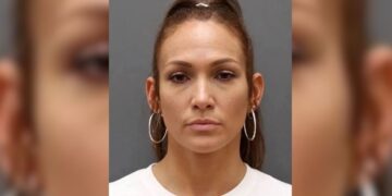 La supuesta «ficha policial» de Jennifer Lopez se hace viral: la detenida que sorprendió a las redes por su increíble parecido La supuesta «ficha policial» de Jennifer Lopez se hace viral: la detenida que sorprendió a las redes por su increíble parecido
