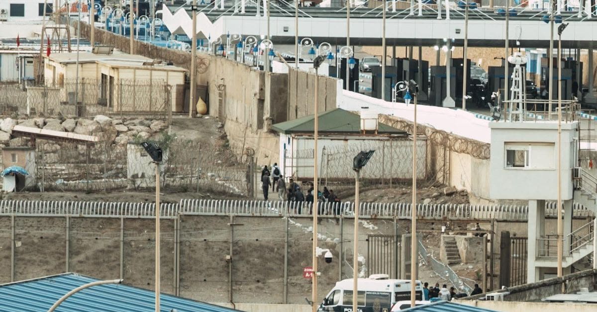 Desalojo en la playa de Benítez: migrantes magrebíes regresan a Marruecos para evitar triaje Desalojo en la playa de Benítez: migrantes magrebíes regresan a Marruecos para evitar triaje
