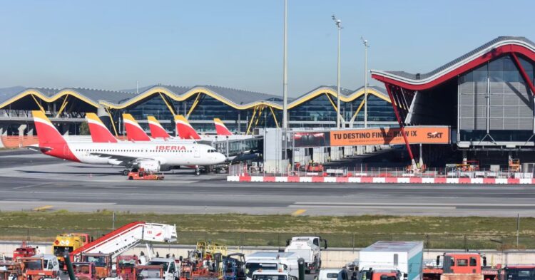 Desarticulada en el aeropuerto de Barajas una red que utilizaba a menores para estafar a aerolíneas con falsas pérdidas de equipaje Desarticulada en el aeropuerto de Barajas una red que utilizaba a menores para estafar a aerolíneas con falsas pérdidas de equipaje