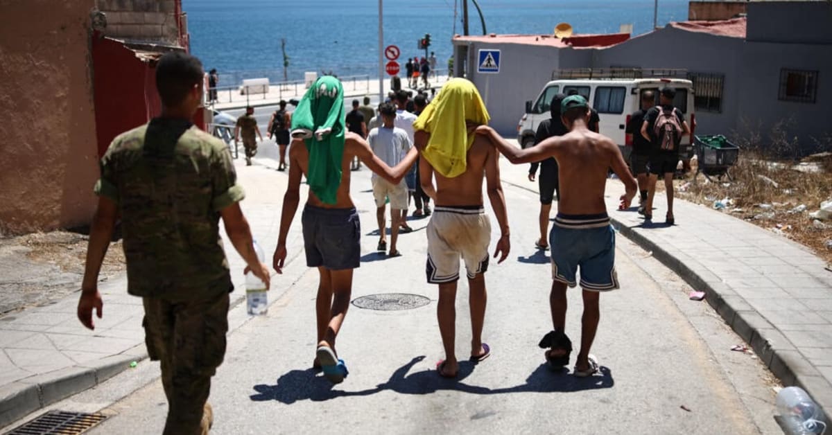 Descubren un asentamiento de inmigrantes en las galerías del Sarchal en Ceuta Descubren un asentamiento de inmigrantes en las galerías del Sarchal en Ceuta