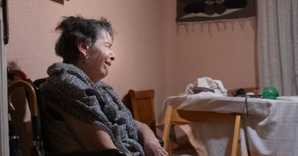 La Policía despliega gas pimienta y derriba la puerta para desahuciar a una anciana de 87 años en el barrio de Retiro La Policía despliega gas pimienta y derriba la puerta para desahuciar a una anciana de 87 años en el barrio de Retiro
