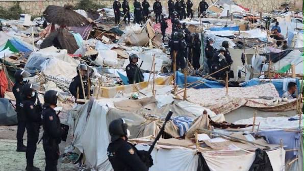 Desmantelan asentamientos de inmigrantes en la playa de Benítez en Ceuta