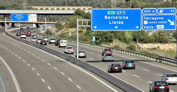 La DGT comienza a probar los límites de velocidad variables en la AP-7 y la AP-2 con radares capaces de rebajar los 120 km/h La DGT comienza a probar los límites de velocidad variables en la AP-7 y la AP-2 con radares capaces de rebajar los 120 km/h