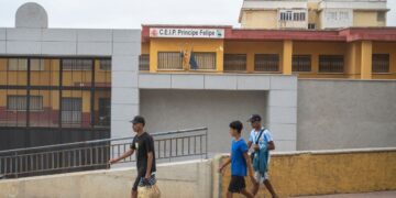 Indignación en Ceuta tras ausentarse el dispositivo policial y militar prometido en la mayoría de los colegios