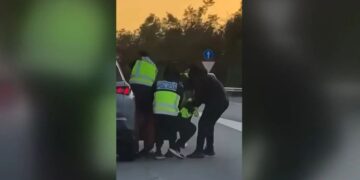 Cinco falsos policías secuestran a un conductor en la AP-7 en Barcelona tras asaltarlo a plena luz del día Cinco falsos policías secuestran a un conductor en la AP-7 en Barcelona tras asaltarlo a plena luz del día