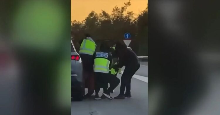 Cinco falsos policías secuestran a un conductor en la AP-7 en Barcelona tras asaltarlo a plena luz del día Cinco falsos policías secuestran a un conductor en la AP-7 en Barcelona tras asaltarlo a plena luz del día