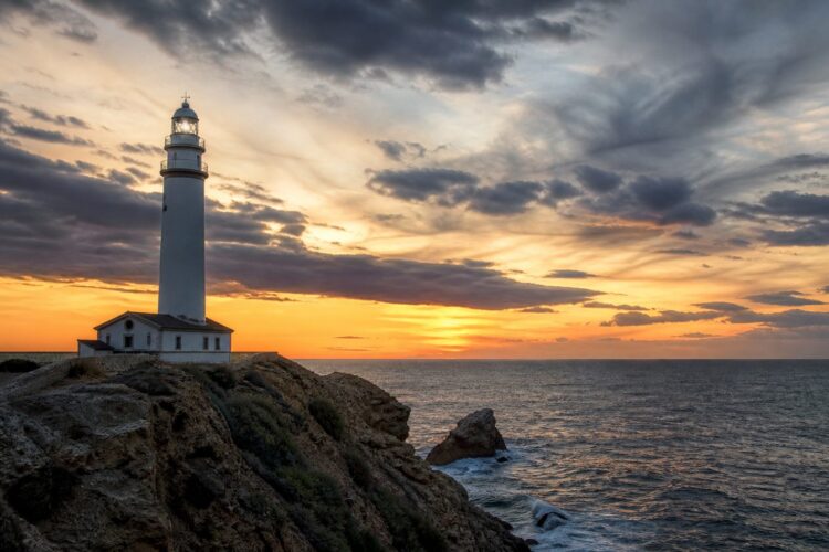 «Faros de España»: historias de luz junto al mar «Faros de España»: historias de luz junto al mar