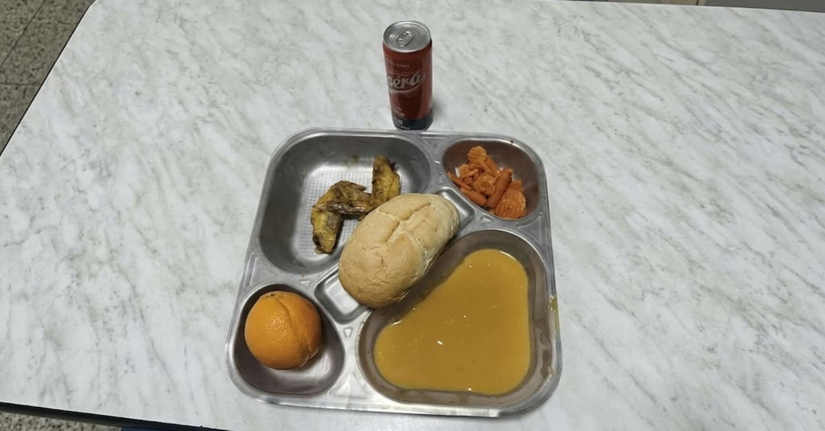 Indignación entre los militares en Ceuta por la escasez y calidad de sus menús: «Primero se nos apedrea, luego se nos da de comer esta bazofia» Indignación entre los militares en Ceuta por la escasez y calidad de sus menús: «Primero se nos apedrea, luego se nos da de comer esta bazofia»