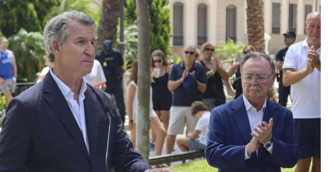 Feijóo internacionaliza la crisis de Ceuta con Manfred Weber y blindaje total a Juan Vivas: «A Vivas hay que darle las gracias» Feijóo internacionaliza la crisis de Ceuta con Manfred Weber y blindaje total a Juan Vivas: «A Vivas hay que darle las gracias»
