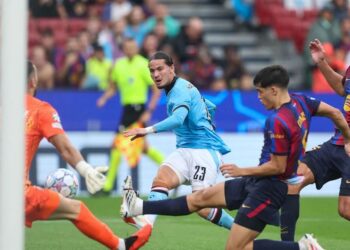 El Feyenoord reclamó un penalti de Cubarsí con 1-0 que el árbitro y el VAR ignoraron antes del segundo gol del Barcelona