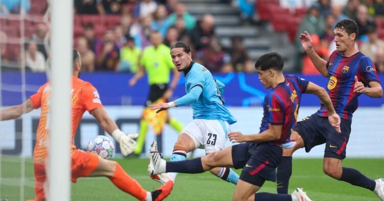 El Feyenoord reclamó un penalti de Cubarsí con 1-0 que el árbitro y el VAR ignoraron antes del segundo gol del Barcelona