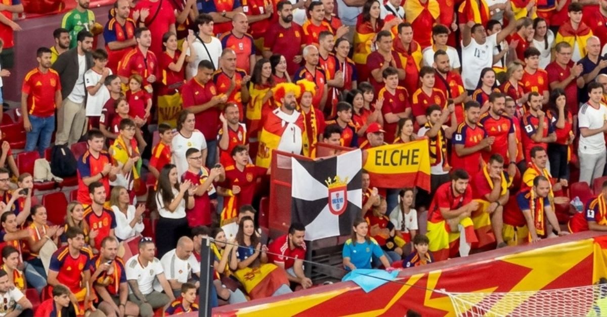 La afición muestra su apoyo a Ceuta en el estadio Ramón Sánchez-Pizjuán durante el partido entre España y Croacia