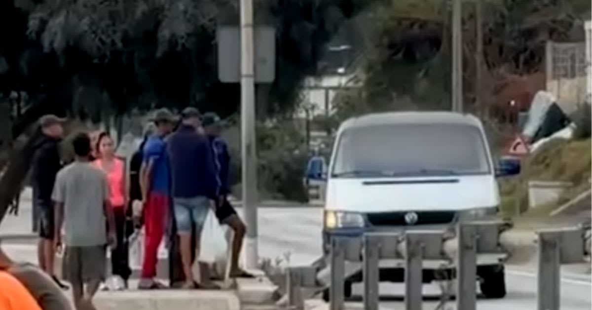 La Policía detecta en Ceuta una furgoneta sospechosa que transmitía consignas a grupos de migrantes La Policía detecta en Ceuta una furgoneta sospechosa que transmitía consignas a grupos de migrantes
