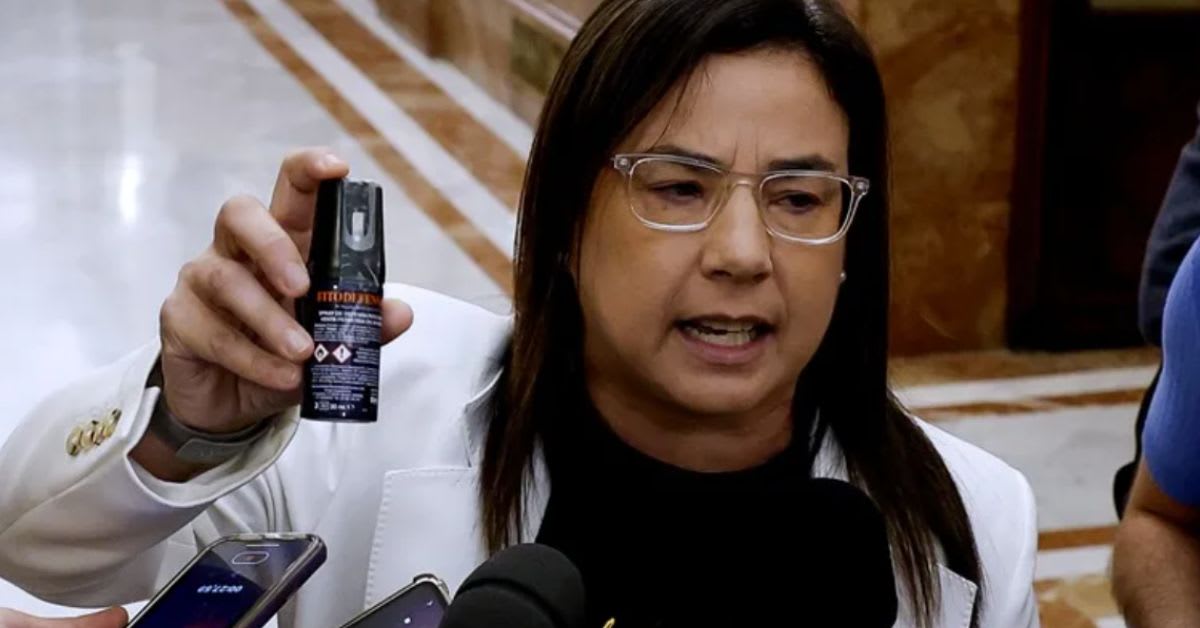 Armengol expulsa del Congreso a una diputada del PP tras mostrar un espray de gas pimienta para denunciar la inseguridad en Ceuta Armengol expulsa del Congreso a una diputada del PP tras mostrar un espray de gas pimienta para denunciar la inseguridad en Ceuta