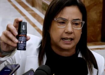 Armengol expulsa del Congreso a una diputada del PP tras mostrar un espray de gas pimienta para denunciar la inseguridad en Ceuta Armengol expulsa del Congreso a una diputada del PP tras mostrar un espray de gas pimienta para denunciar la inseguridad en Ceuta