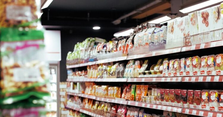 Despiden a un gerente de supermercado por comerse un pollo de 4,50 euros: el tribunal confirma el despido por romper la confianza