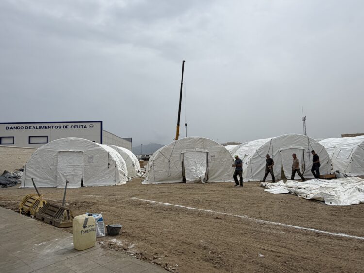 El Gobierno central toma el control del puerto de Ceuta para instalar un nuevo campamento de inmigrantes El Gobierno central toma el control del puerto de Ceuta para instalar un nuevo campamento de inmigrantes