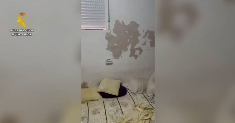 Detenida una pareja en Ceuta por ocultar a 25 inmigrantes en un piso por 300 euros al mes cada uno Detenida una pareja en Ceuta por ocultar a 25 inmigrantes en un piso por 300 euros al mes cada uno