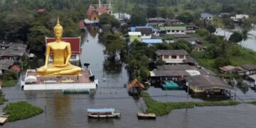 Inundaciones en Bangkok obligan a evacuar a 5.000 personas y afectan a 50.000 familias Inundaciones en Bangkok obligan a evacuar a 5.000 personas y afectan a 50.000 familias