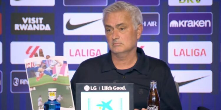 José Mourinho mostrando una hoja con los minutos de las faltas durante la rueda de prensa tras el derbi.