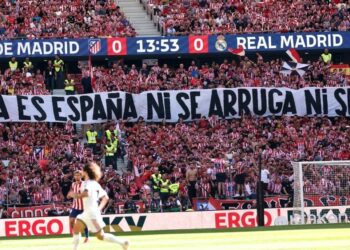 La realización de LaLiga evita mostrar en televisión una pancarta de apoyo a Ceuta durante el derbi entre el Atlético y el Real Madrid