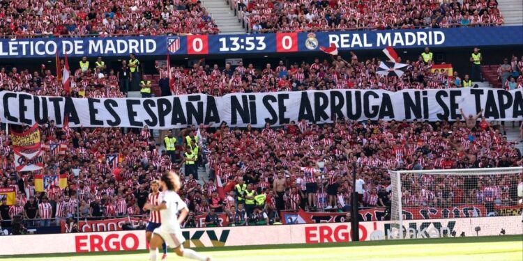 La realización de LaLiga evita mostrar en televisión una pancarta de apoyo a Ceuta durante el derbi entre el Atlético y el Real Madrid
