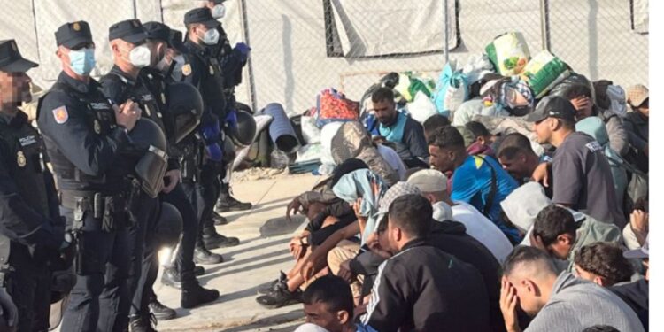 La saturación de los asentamientos en Ceuta deriva en un motín y un apuñalamiento fuera de la Hípica