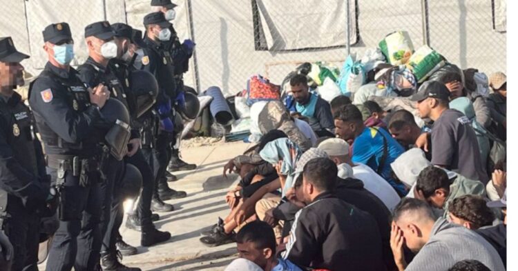 La saturación de los asentamientos en Ceuta deriva en un motín y un apuñalamiento fuera de la Hípica La saturación de los asentamientos en Ceuta deriva en un motín y un apuñalamiento fuera de la Hípica