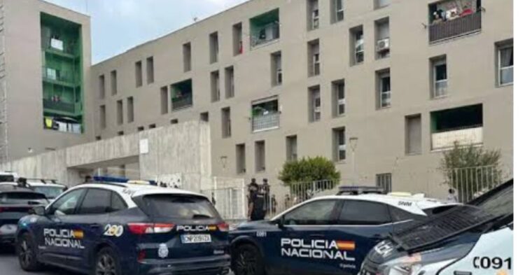 La Policía Nacional desarticula una «casa patera» en Loma Colmenar con una veintena de menores La Policía Nacional desarticula una «casa patera» en Loma Colmenar con una veintena de menores
