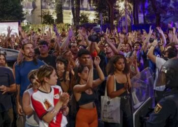 Diez mil personas protestan en Madrid por el desahucio de Maricarmen y reclaman el «ático de Ayuso» para la anciana