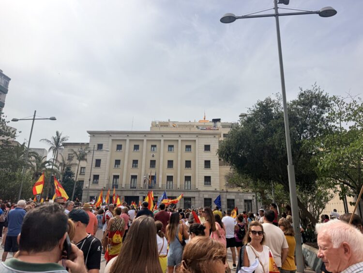 Cientos de ceutíes se concentran frente a la Delegación del Gobierno para exigir protección para la frontera