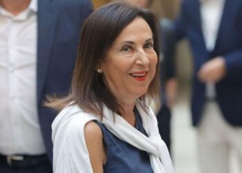 Robles condecora a agentes del CNI en plena polémica por los avisos previos a la crisis de Ceuta Robles condecora a agentes del CNI en plena polémica por los avisos previos a la crisis de Ceuta